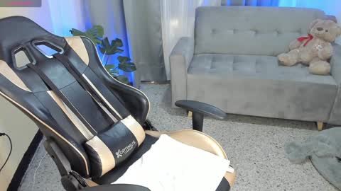    INDEPENDENT MODEL online show from December 25, 12:05 pm