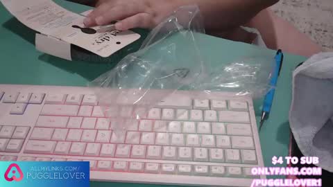 Snapshot of pugglelover chatting on February 26, 11:20 am Puggie - online show from February 26, 11:20 am