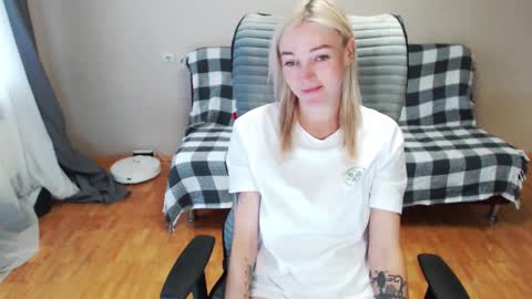 Snapshot of puma_ma chatting on October 5, 4:44 am Polly online show from October 5, 4:44 am