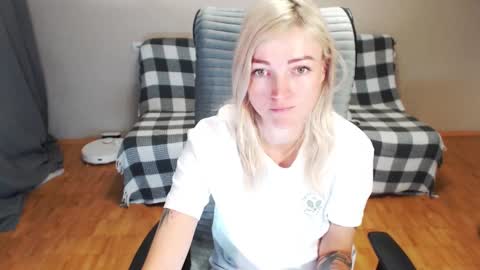 Snapshot of puma_ma chatting on November 19, 3:28 am Polly online show from November 19, 3:28 am