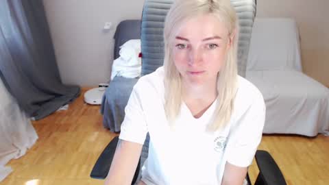 Snapshot of puma_ma chatting on June 22, 5:37 am Polly online show from June 22, 5:37 am