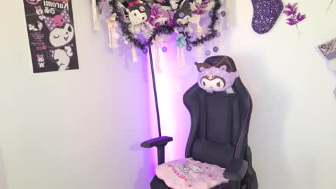 Snapshot of purple_ema chatting on November 24, 7:02 pm purple_ema online show from November 24, 7:02 pm