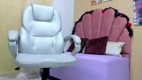 Snapshot of purplestar_ chatting on December 6, 7:54 am Sara online show from December 6, 7:54 am