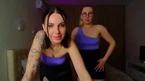 Snapshot of pussy_palace_ chatting on November 11, 4:40 pm Lina and Julia online show from November 11, 4:40 pm