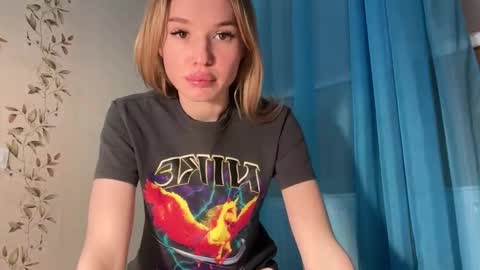 Snapshot of pussymoneywet chatting on September 24, 2:42 pm Lina online show from September 24, 2:42 pm