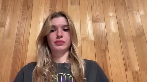 Snapshot of pussymoneywet chatting on September 25, 2:43 pm Lina online show from September 25, 2:43 pm