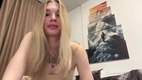 Snapshot of pussymoneywet chatting on October 4, 9:02 pm Lina online show from October 4, 9:02 pm