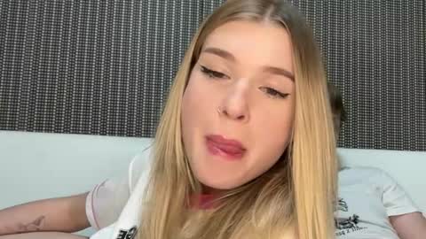 Snapshot of pussymoneywet chatting on October 21, 9:32 am Lina online show from October 21, 9:32 am