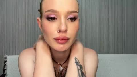 Snapshot of pussymoneywet chatting on November 18, 12:31 pm Lina online show from November 18, 12:31 pm