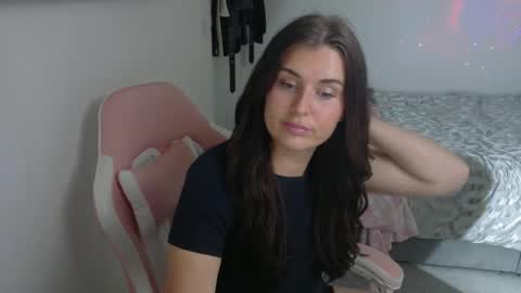 Snapshot of pwincellia_199 chatting on February 26, 1:11 am heyyy cutie online show from February 26, 1:11 am