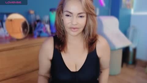 Snapshot of qu33nandh3rk1ng chatting on February 15, 4:56 pm Queen And King online show from February 15, 4:56 pm