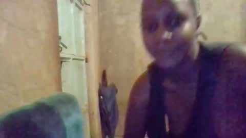 Snapshot of queen014 chatting on November 9, 12:42 am queen014 online show from November 9, 12:42 am