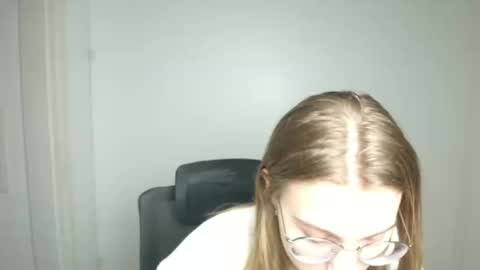 Snapshot of queen_amelie chatting on February 14, 6:32 am Amelie online show from February 14, 6:32 am