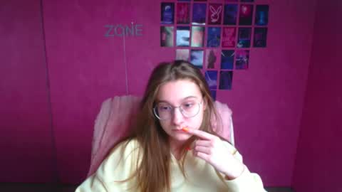 Snapshot of queen_amelie chatting on March 2, 12:23 pm Amelie online show from March 2, 12:23 pm