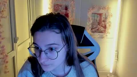 Snapshot of queen_amelie chatting on April 22, 7:22 am Amelie online show from April 22, 7:22 am