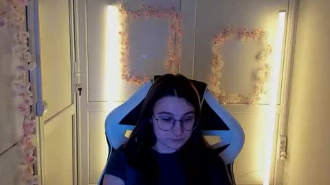 Snapshot of queen_amelie chatting on April 24, 1:13 pm Amelie online show from April 24, 1:13 pm