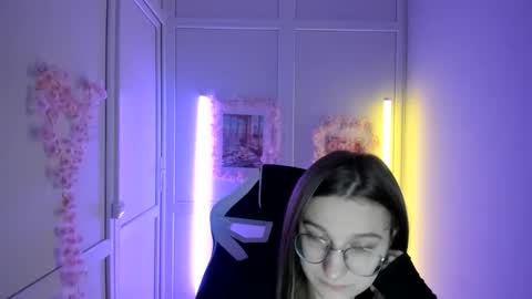 Snapshot of queen_amelie chatting on April 26, 7:39 am Amelie online show from April 26, 7:39 am