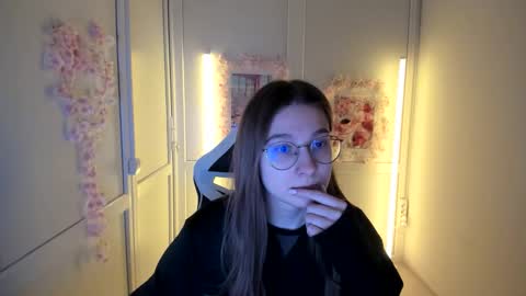 Snapshot of queen_amelie chatting on May 2, 7:02 am Amelie online show from May 2, 7:02 am
