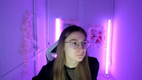 Snapshot of queen_amelie chatting on May 4, 7:15 am Amelie online show from May 4, 7:15 am