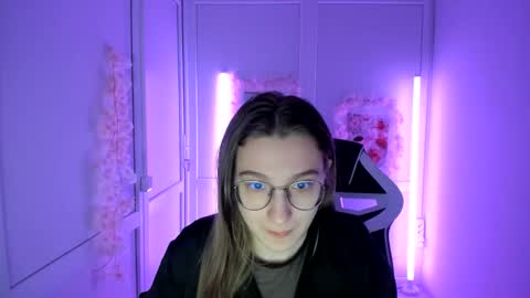Snapshot of queen_amelie chatting on May 6, 7:35 am Amelie online show from May 6, 7:35 am