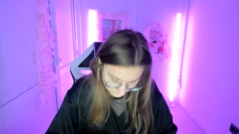 Snapshot of queen_amelie chatting on May 17, 8:12 am Amelie online show from May 17, 8:12 am