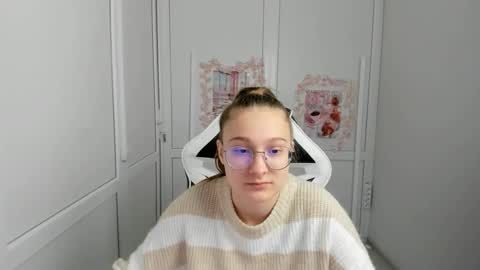 Snapshot of queen_amelie chatting on June 1, 7:43 am Amelie online show from June 1, 7:43 am