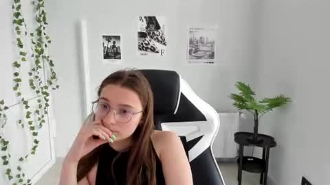 Amelie online show from June 19, 9:02 am