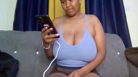 Snapshot of queen_doli chatting on April 27, 6:39 pm queen_doli online show from April 27, 6:39 pm