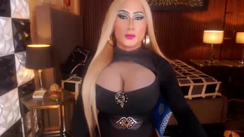 Snapshot of queen_horsecock chatting on May 3, 8:04 pm queen_horsecock online show from May 3, 8:04 pm