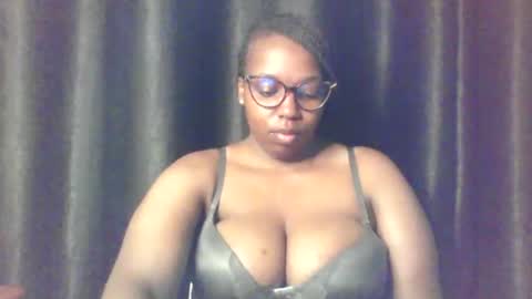 Snapshot of queen_melanine chatting on June 4, 4:07 am QUEEN online show from June 4, 4:07 am