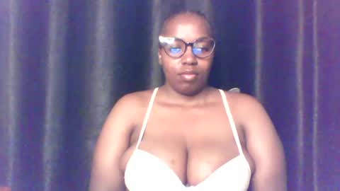Snapshot of queen_melanine chatting on June 15, 3:53 am QUEEN online show from June 15, 3:53 am
