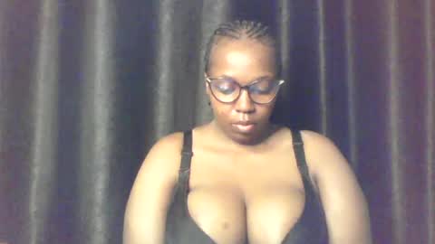 Snapshot of queen_melanine chatting on June 18, 4:02 am QUEEN online show from June 18, 4:02 am