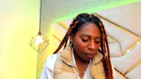 Snapshot of queen_perla_ chatting on December 15, 4:48 pm online show from December 15, 4:48 pm