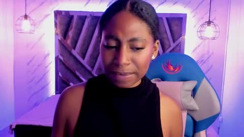 Snapshot of queen_perla_ chatting on December 18, 8:36 pm online show from December 18, 8:36 pm