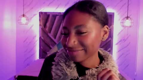 Snapshot of queen_perla_ chatting on December 18, 11:40 pm online show from December 18, 11:40 pm