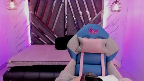 Snapshot of queen_perla_ chatting on December 20, 11:54 am online show from December 20, 11:54 am