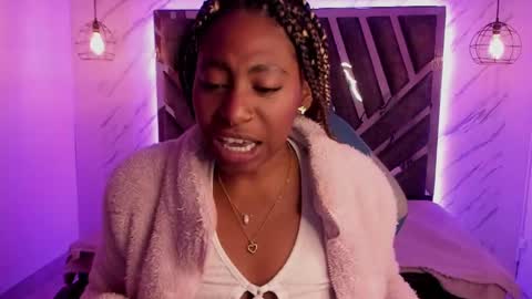 Snapshot of queen_perla_ chatting on December 20, 3:00 pm online show from December 20, 3:00 pm