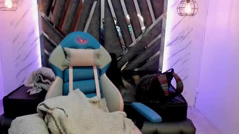 Snapshot of queen_perla_ chatting on December 21, 11:44 am online show from December 21, 11:44 am