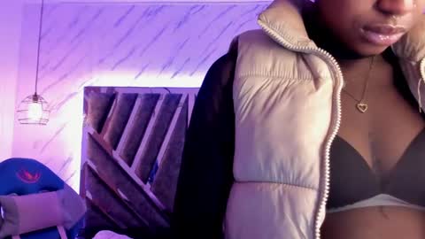 Snapshot of queen_perla_ chatting on December 22, 6:04 pm online show from December 22, 6:04 pm