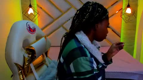 Snapshot of queen_perla_ chatting on December 24, 11:49 am online show from December 24, 11:49 am