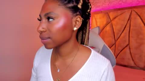 Snapshot of queen_perla_ chatting on January 9, 2:29 pm online show from January 9, 2:29 pm