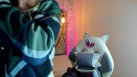 Snapshot of queen_perla_ chatting on January 15, 11:53 am online show from January 15, 11:53 am