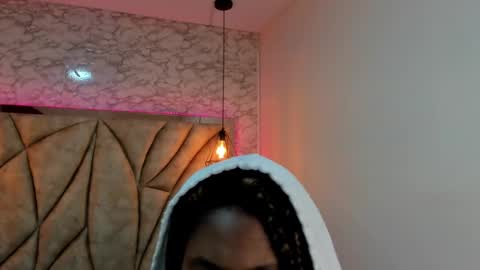 Snapshot of queen_perla_ chatting on January 20, 11:24 am online show from January 20, 11:24 am