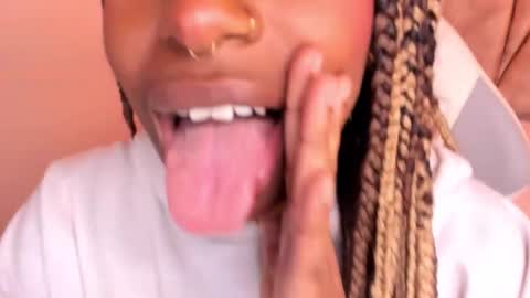 Snapshot of queen_perla_ chatting on January 20, 2:57 pm online show from January 20, 2:57 pm