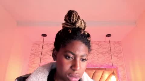 Snapshot of queen_perla_ chatting on January 30, 12:29 am online show from January 30, 12:29 am