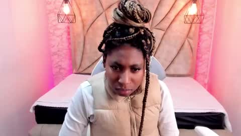 Snapshot of queen_perla_ chatting on February 2, 2:48 am online show from February 2, 2:48 am