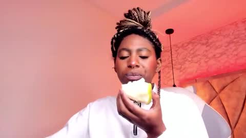 Snapshot of queen_perla_ chatting on February 19, 4:22 pm online show from February 19, 4:22 pm