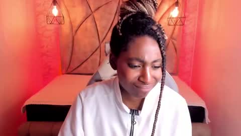Snapshot of queen_perla_ chatting on February 19, 7:27 pm online show from February 19, 7:27 pm