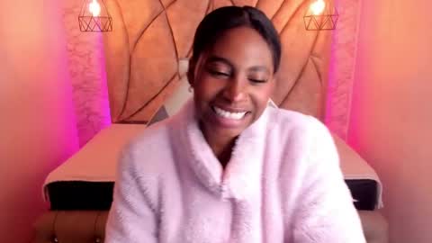 Snapshot of queen_perla_ chatting on February 25, 3:16 pm online show from February 25, 3:16 pm
