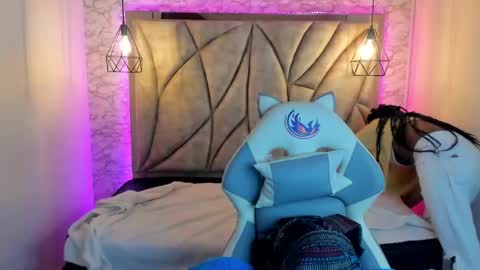 Snapshot of queen_perla_ chatting on March 7, 12:01 pm online show from March 7, 12:01 pm